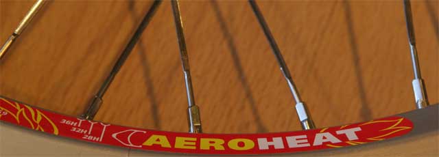 Nieuw wiel met Velocity Aeroheat velg en Sapin CX-Ray spaken
